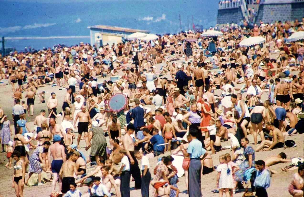 1958 год россия. Пляж СССР. Переполненные пляжи. Толпа людей на пляже. Толпа людей на пляже СССР.