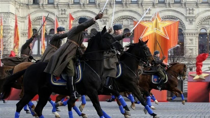 Парад в сорок первом. Парад 2011 на красной площади. Парад 45 года на красной площади. Концерт 9 мая на красной площади 70 лет. Видео парад Победы 2010.