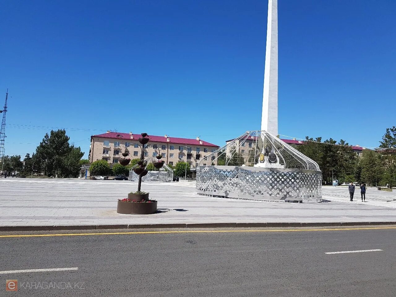 площадь караганды. столица караганды. караганда казахстан площадь. площадь караганды. стелла независимости казахстана караганды.