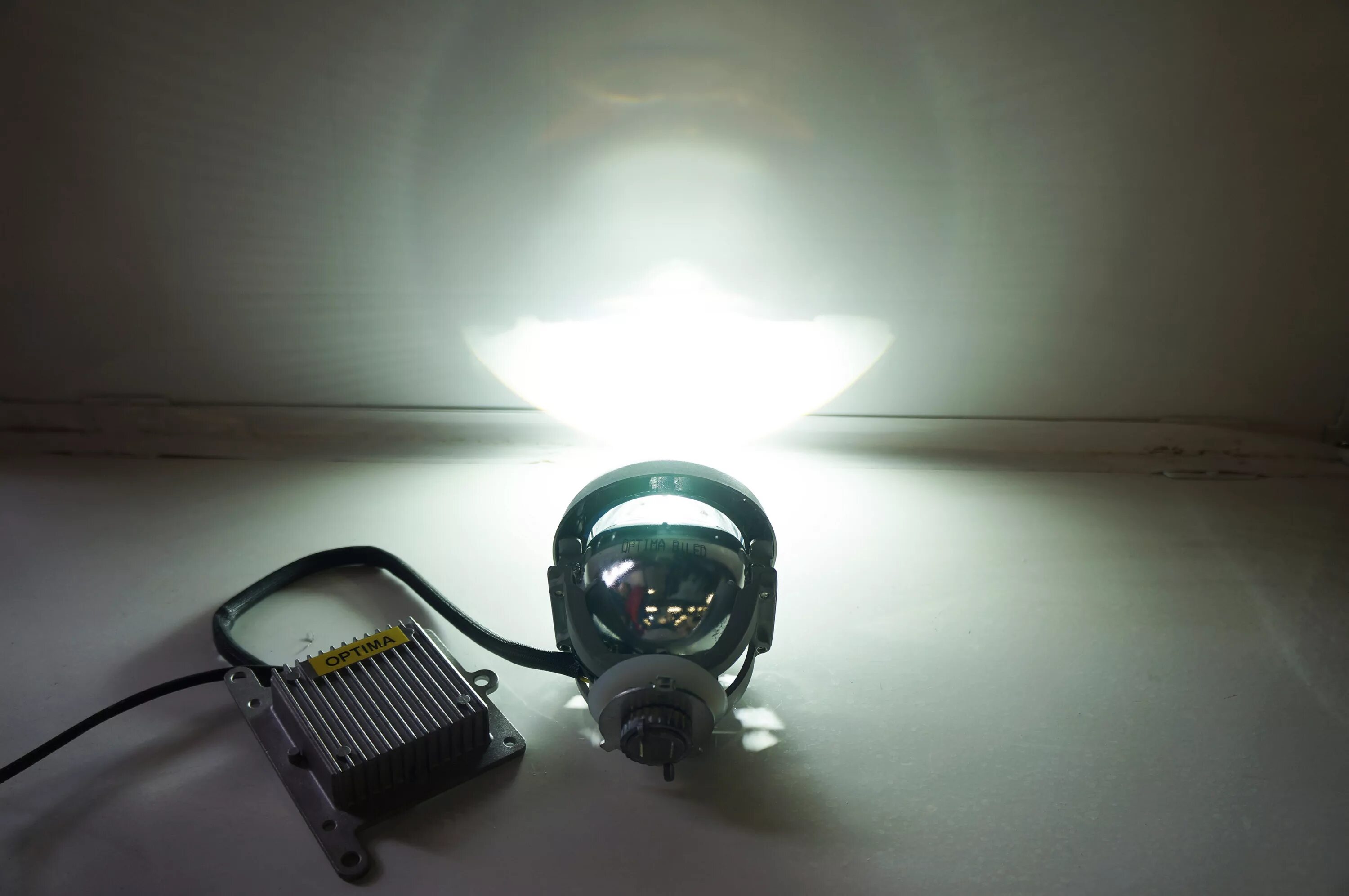 Источник света слева. Bi led Lens 3.0 LG Innotek 5100. Оптима лампы для линз Оптима 3. Диодные линзы дальнего и ближнего света. Свет диодных линз.