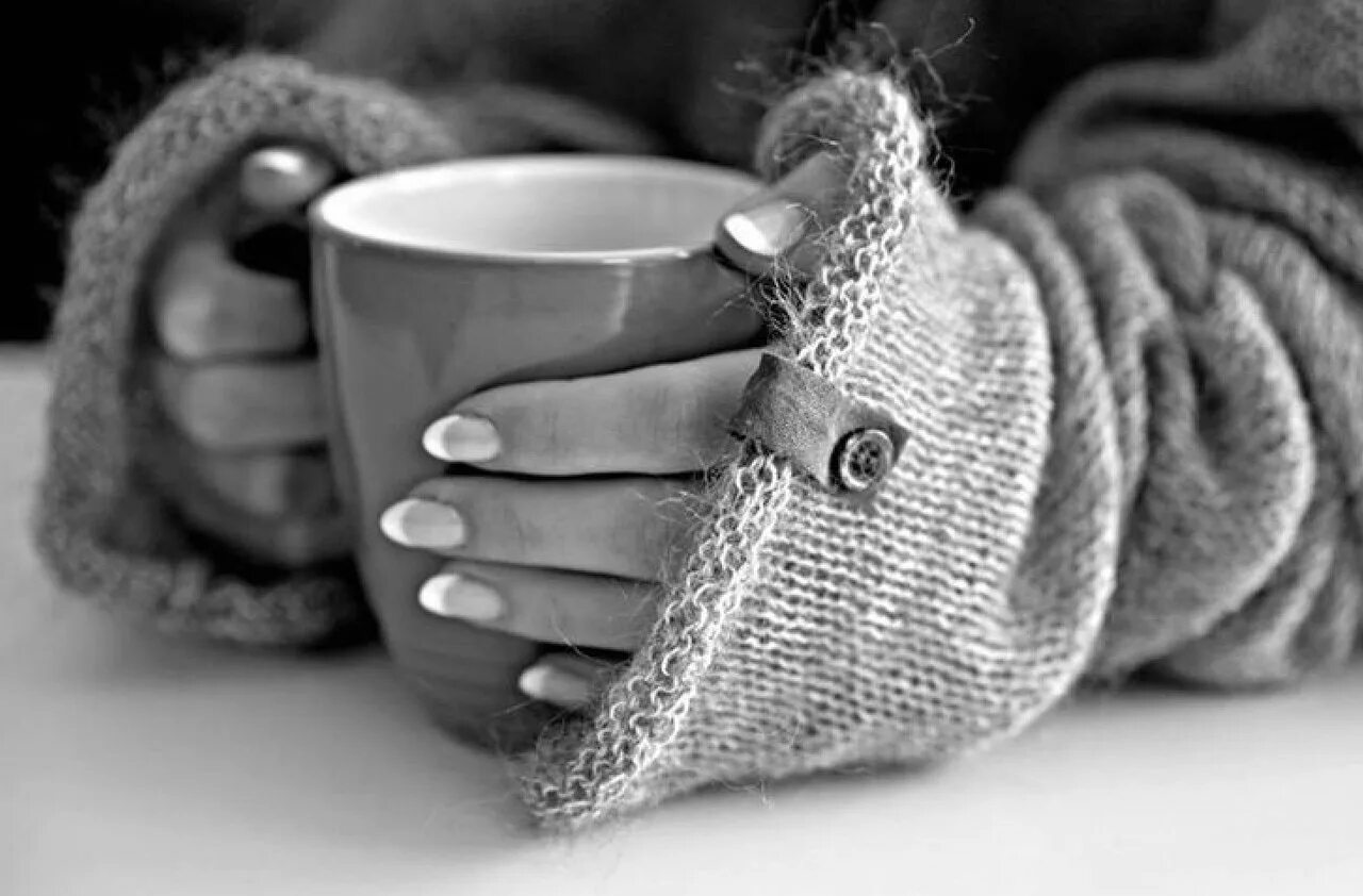 Иногда бывает теплее. Согревающие картинки. Чашка в руке зимой. Зима тепло. Чашка в руках.