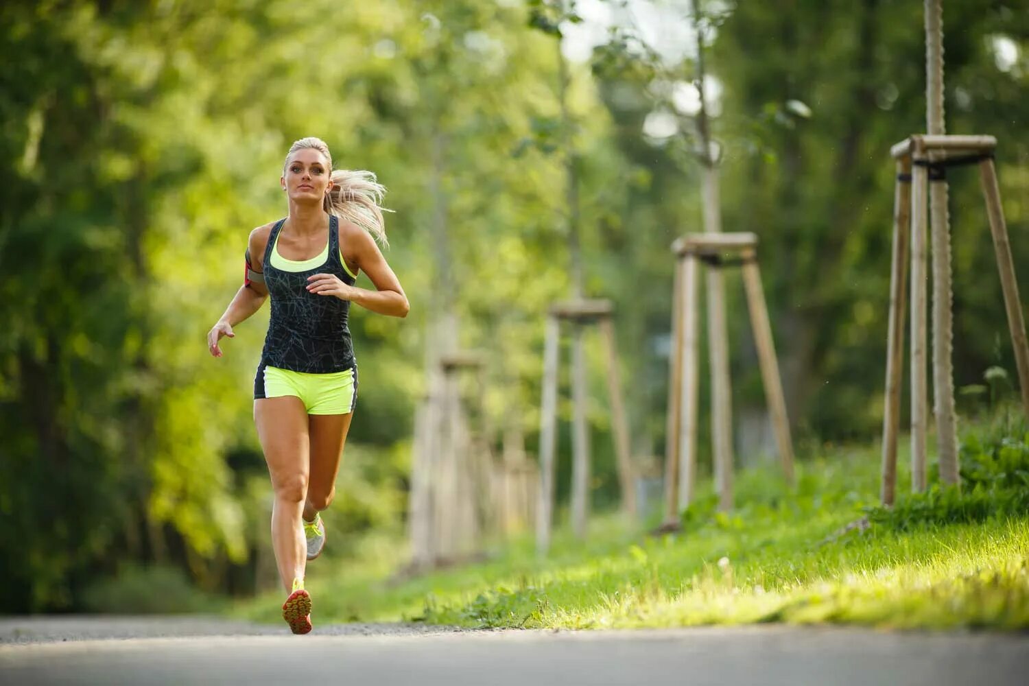 What sports do you do regularly. Девушка на пробежке в парке. Женщина бежит. Спортивная девушка бегает. Бегущая спортивная женщина.