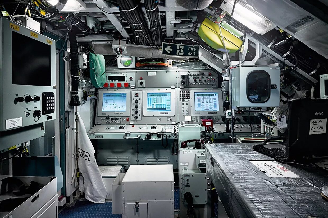 Апл акула интерьер. Апл акула торпедный отсек. Апл борей центральный пост. Атомной подводной лодки hms vigilant. Внутри подводной лодки борей.