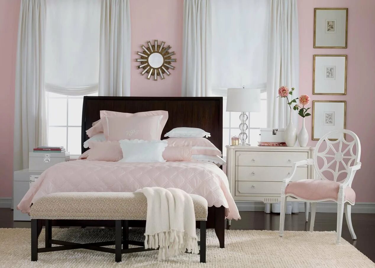 Сочетание цветов бело розовый. Спальня в розовых тонах. Спальня в пыльно розовых тонах. Пудровый цвет в интерьере. Спальня в бело розовых тонах.