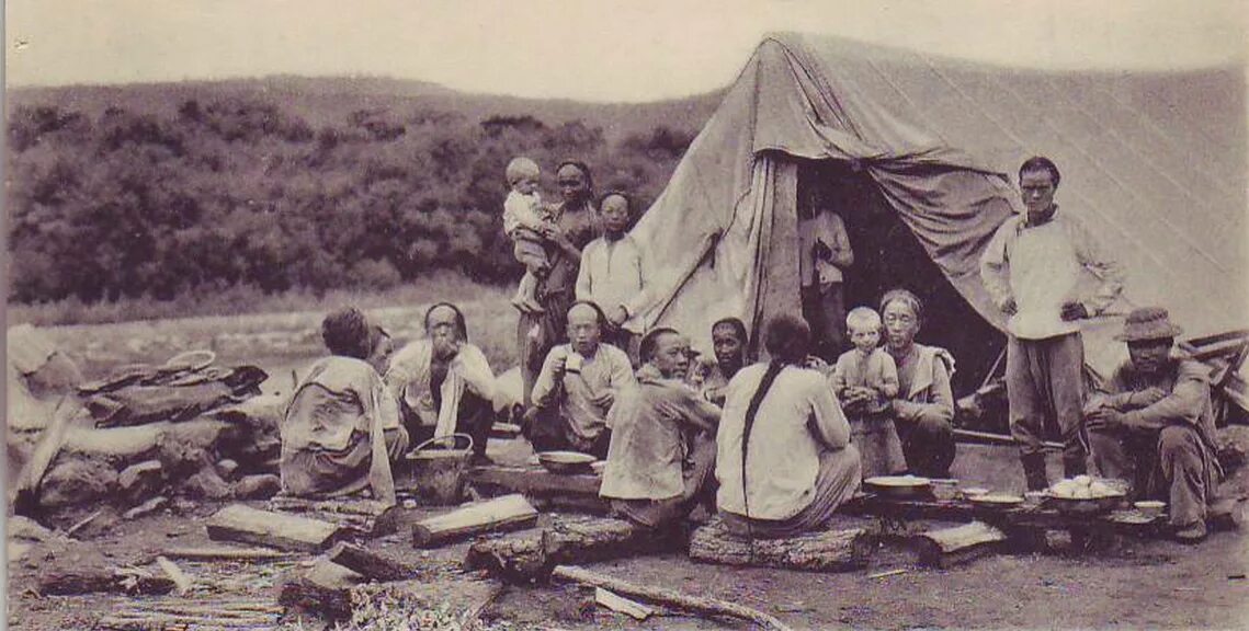 Переселенцы в хабаровск в 1884 годах. Первые переселенцы приморского края. Первые переселенцы приморского края. Переселенцы на дальний восток. Переселенцы в приамурье 20 век.