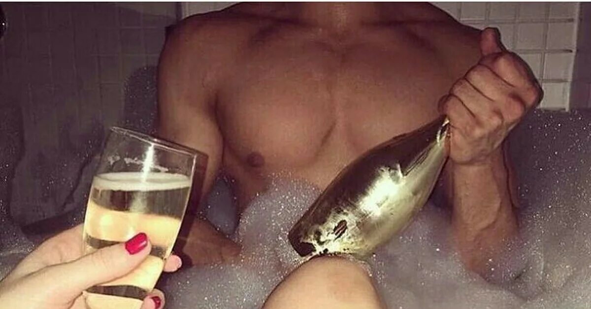 Рыбка в ванной с шампанским. Шампанов мемы. Мужик со скумбрией в ванной. Шампаноа