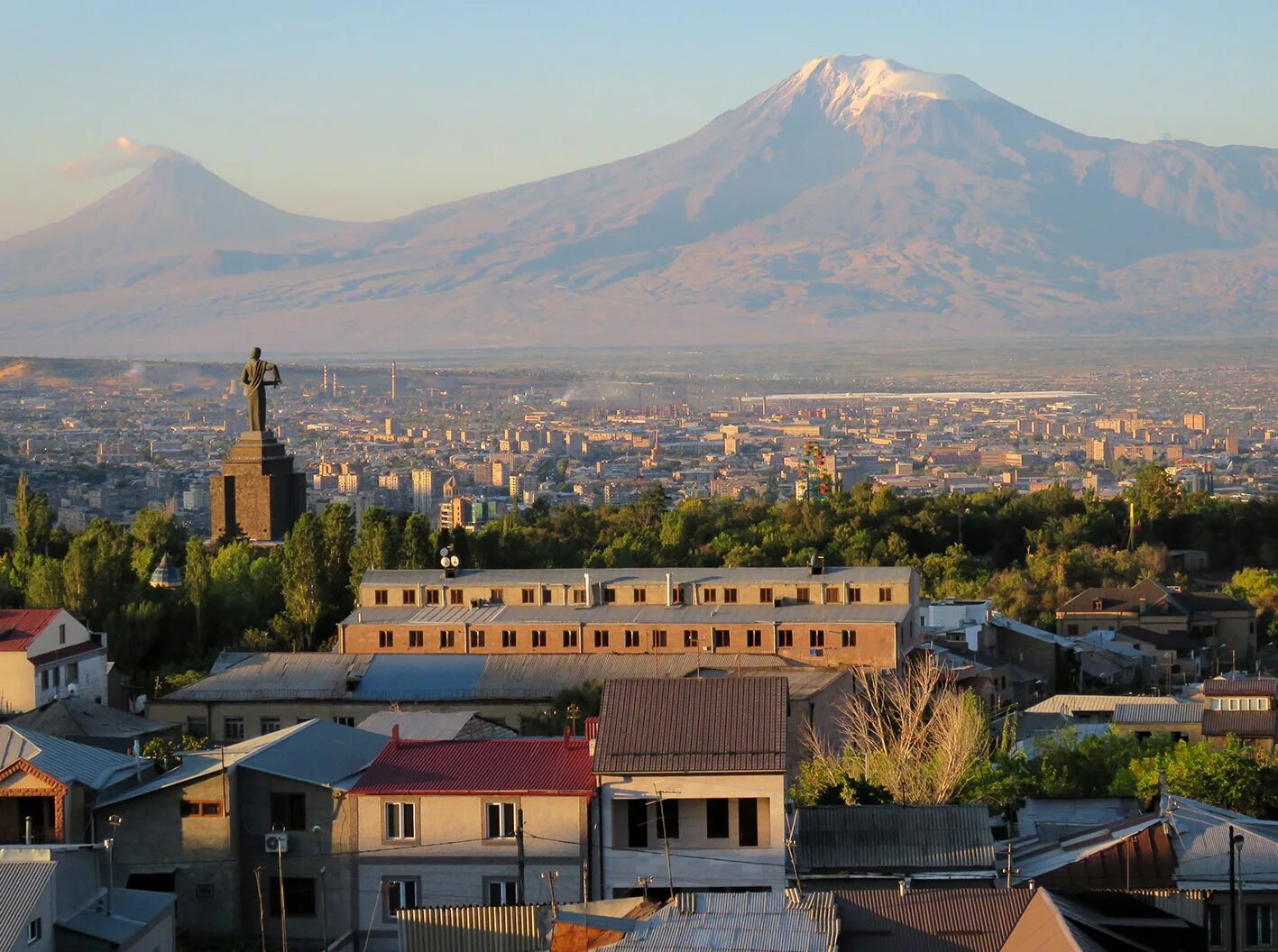 Ереван гора Арарат. Ереван город Масис. Арарат из Еревана. Гора Арарат вид с Еревана. Арарат находится в армении