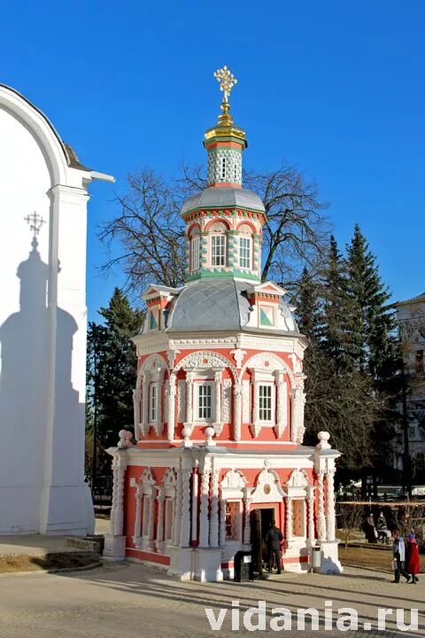 Троице сергиева лавра успенский кладезь. Троице-сергиева лавра надкладезная часовня. Надкладезная часовня сергиев посад. Сергиев посад. Часовня лавра.