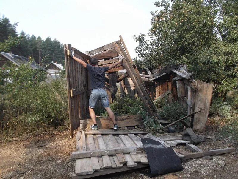 демонтаж зданий. демонтаж сарая. демонтаж деревянного здания. снесенный сарай. демонтажные работы сараев.