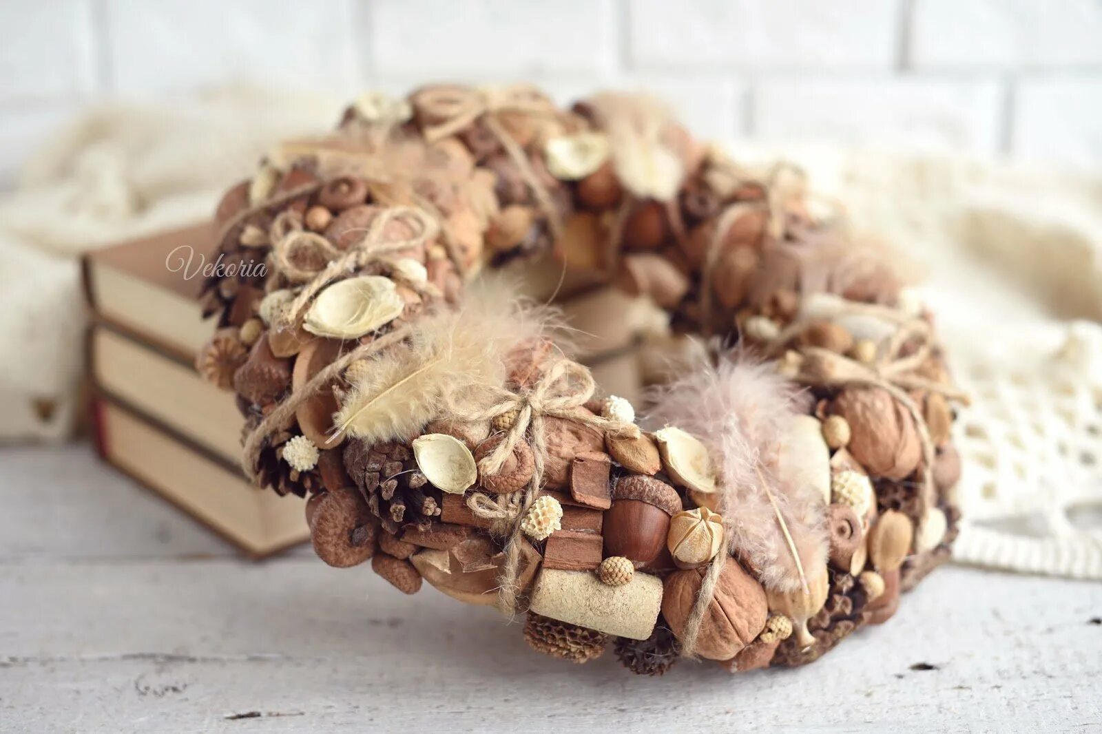 Елочные игрушки из орехов. Гирлянда из орехов. Украшения из скорлупы орехов. Декор из ореховой скорлупы. Декор орехами.