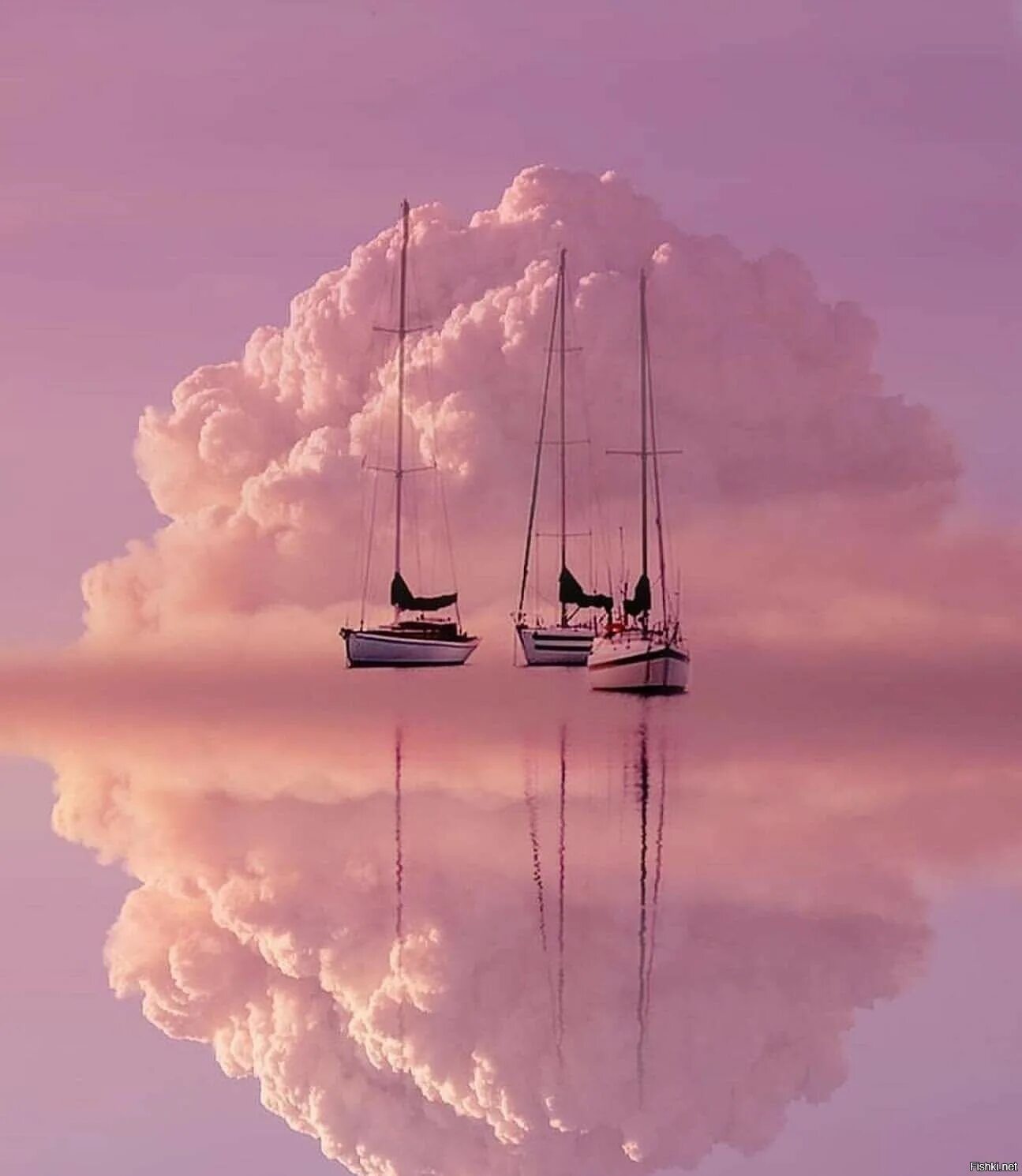 Даже облаком плыть по небу. Корабль в облаках. Корабль в небе. Море облака корабль. Отражение облаков в воде.