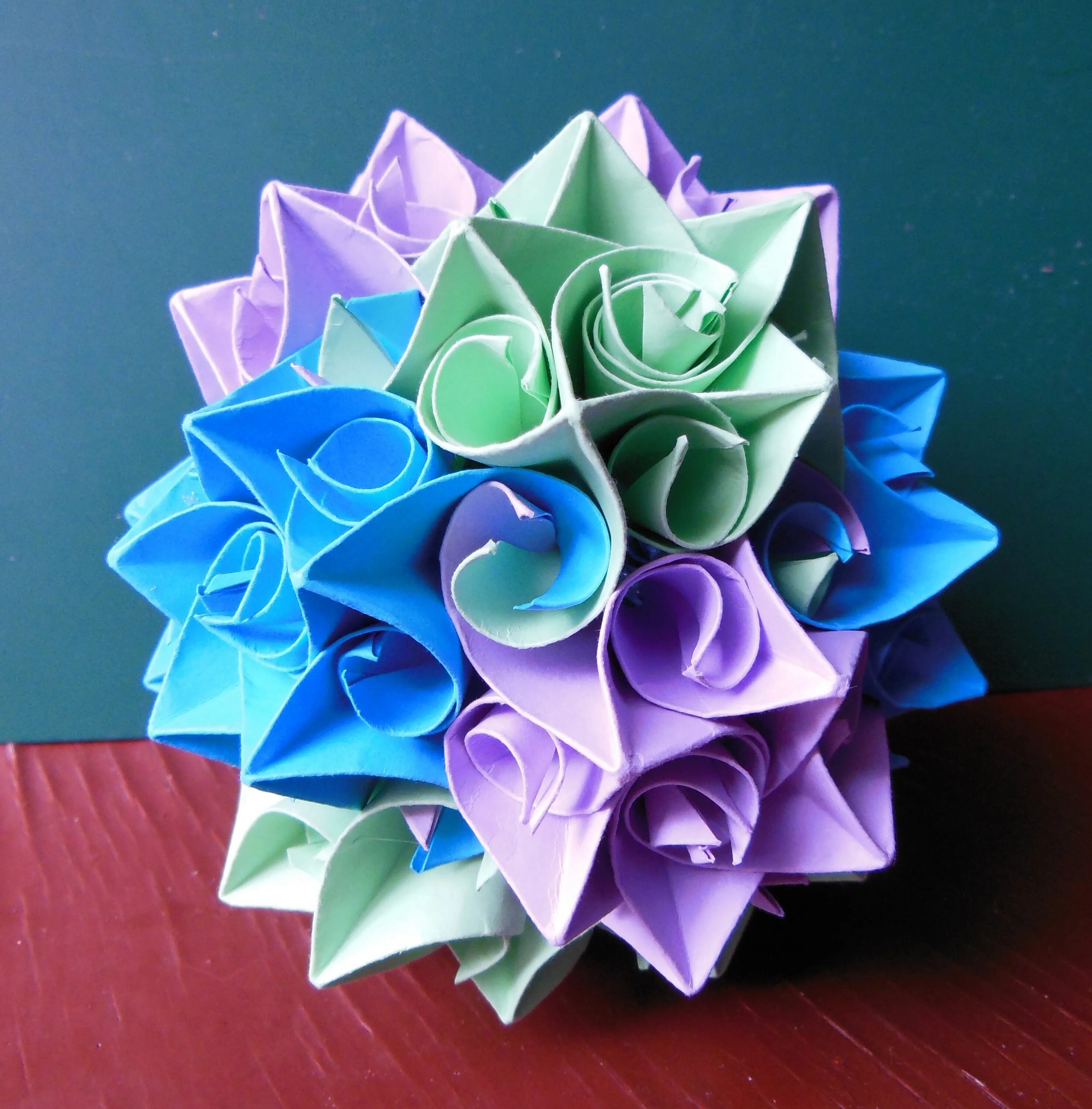 что можно сделать из бумаги объемное. шар kusudama оригами. фигурки из бумажных модулей. что можно сделать из бумаги объемное. поделки из бумаги легкие.