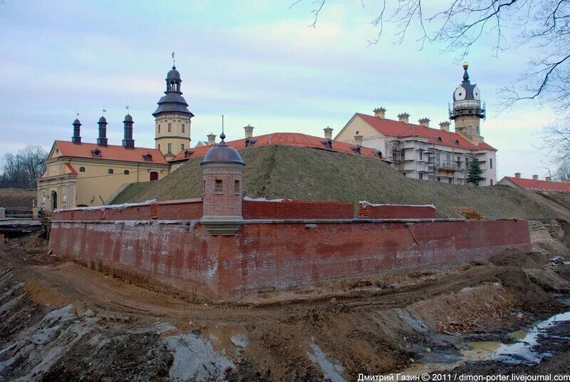 Несвиж бай. Несвижский замок до реконструкции. Несвижский замок и черная Панна. Несвижский замок до реставрации. Несвижский замок до и после.