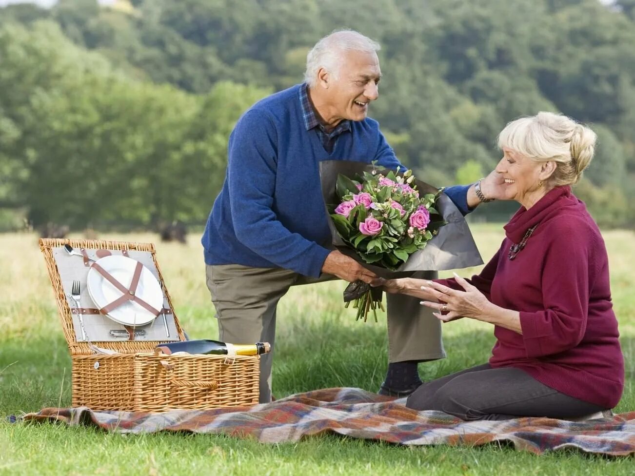 Старики живущие с молодыми. Пожилые люди на природе. Счастливые пожилые люди. Счастливые пожилые пары. Счастливые пенсионеры.