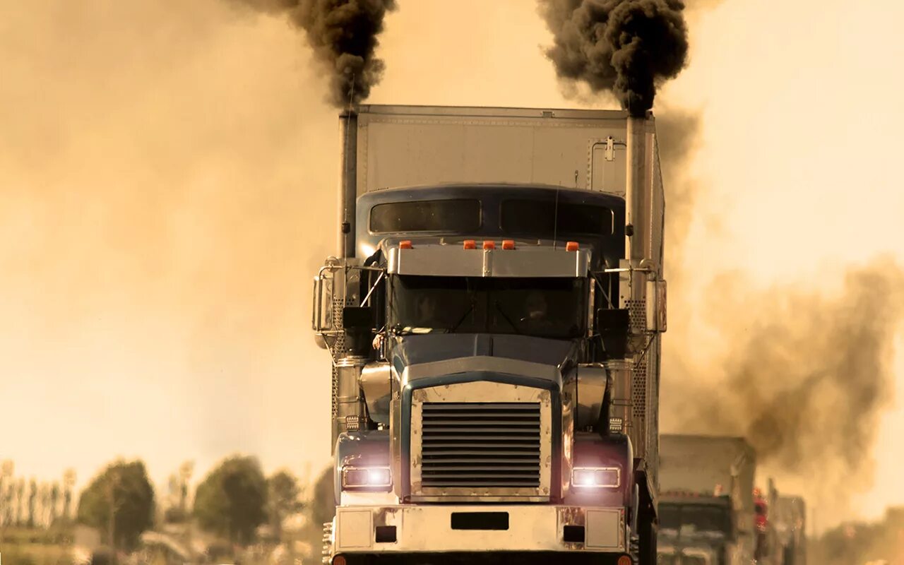 Грузовик постоянную. Фура дымит. Грузовик с выхлопными газами. Загрязнение воздуха грузовиками. Дымящий тягач.