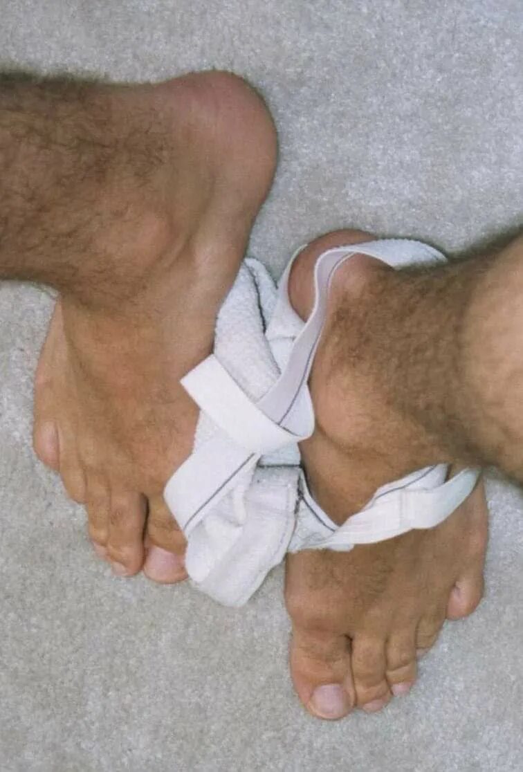 Hairy foot. Мужские ступни волосатые. Ноги парней.