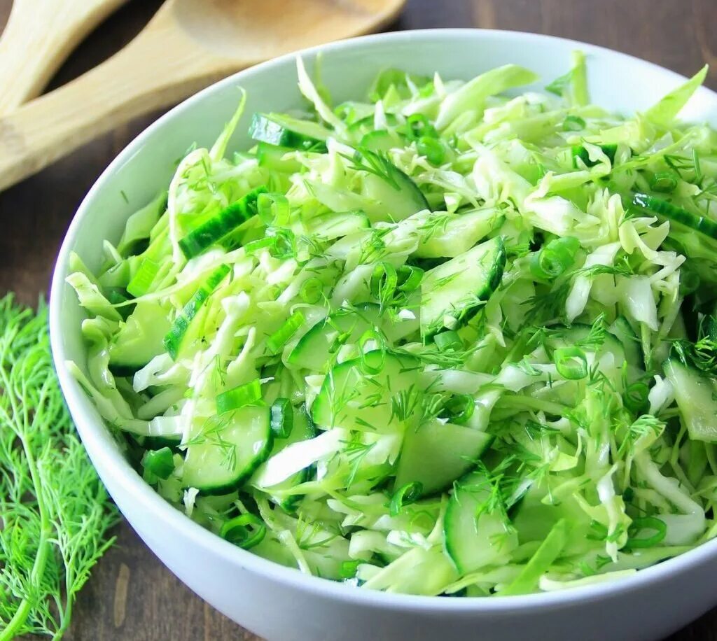 Из свежей капусты что можно. Салат. Салат с капустой. Салат из капусты с огурцом. Зелень для салатов.