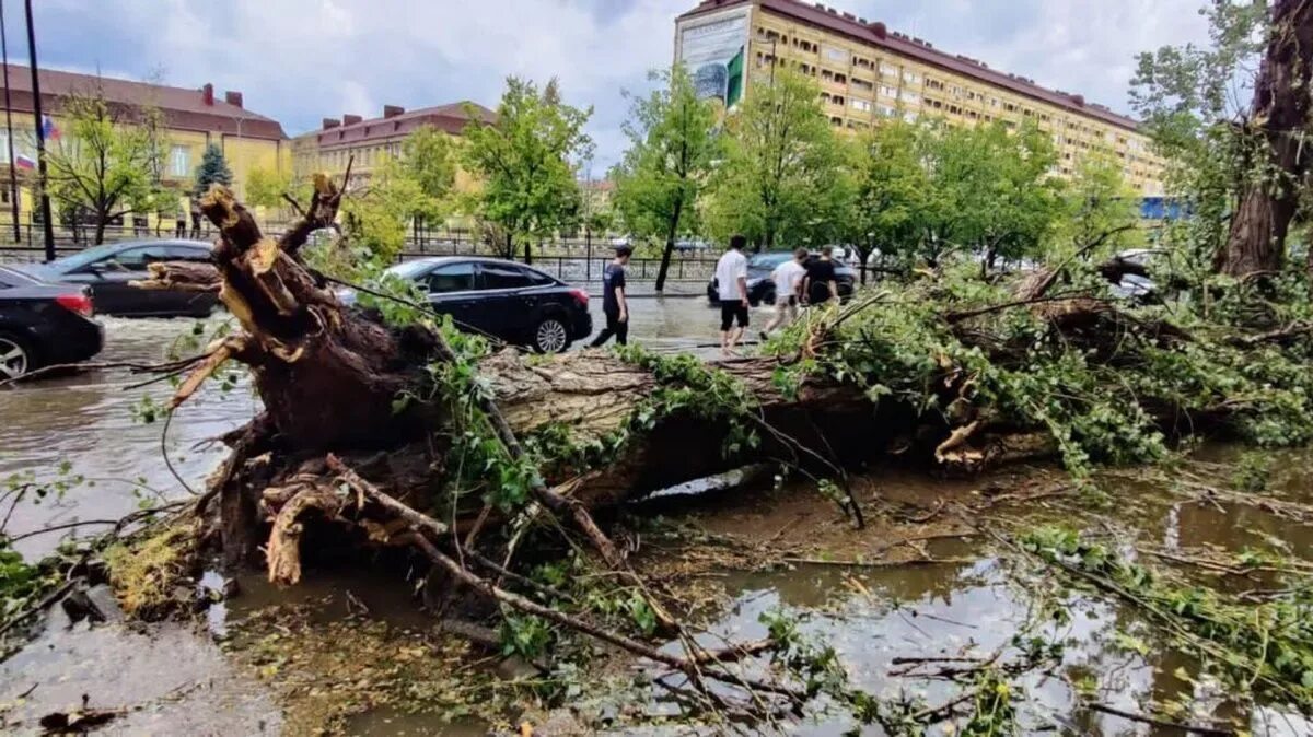 Ураган в Махачкале. Ураган на улице. Ураган в киргизии