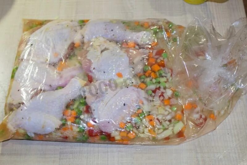 Курица с рисом и овощами в рукаве. Курица с рисом в пакете для запекания в духовке. Курица в рукаве для запекания на рисе. Курица с овощами в рукаве. Курица с рисом и овощами в рукаве для запекания.