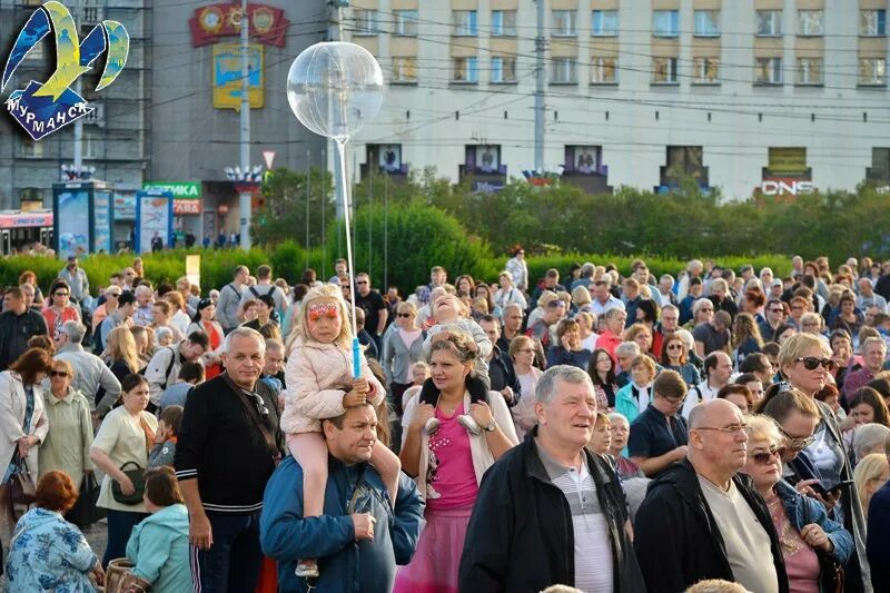 Афиша мурманская область в моле. Праздник 1 сентября на пяти углах мурманск. С днем знаний танцы. Фотозона для волонтеров. Мурманск сентябрь 2009.