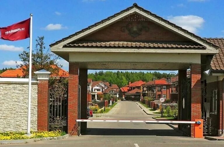 низино дер. охрана коттеджного поселка. охрана коттеджей и загородных домов. охрана коттеджного поселка. крым коттеджный поселок въездная группа.