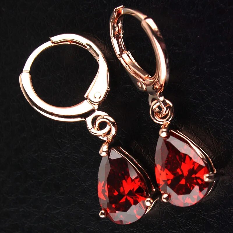 Серьги с красным камнем. Серьги с красными камнями. серьги с крупным красным камнем. серьги с красными камнями висячие. серьги с гранатом висячие.