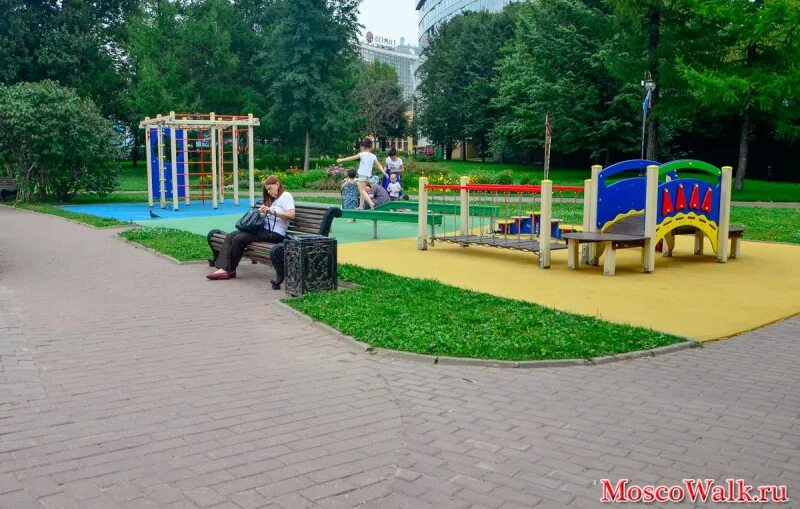 Детская площадка в екатерининском парке в москве. Парк черемушки москва. Площадка парк перово. Екатерининский парк в москве детские площадки. Инклюзивная детская площадка.