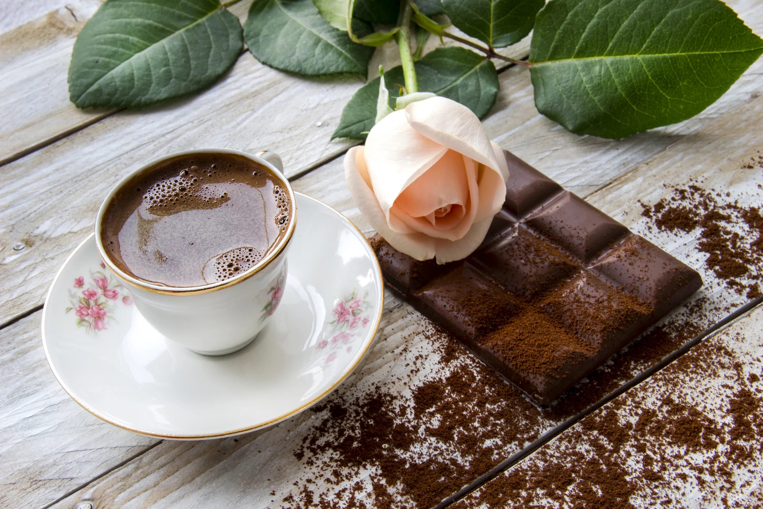 Кофе утром картинки. Кофе и шоколад. Чай с шоколадом. Чашка кофе и шоколад. Кофе и цветы.