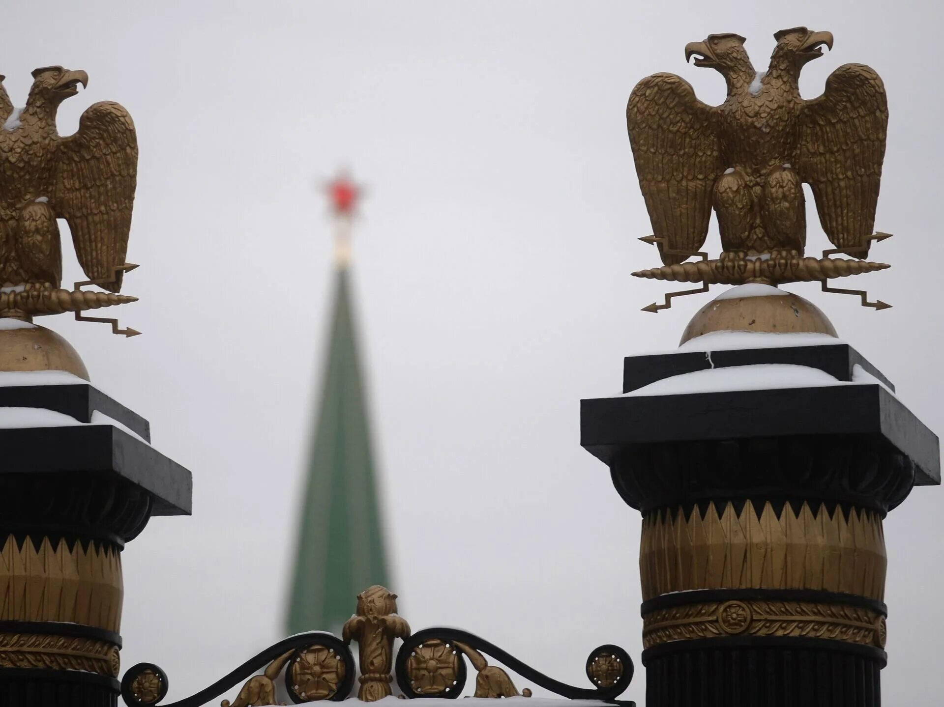 Двуглавый Орел Кремль. Двуглавый Орел на Спасской башне. Двуглавые Орлы на башнях Кремля. Спасская башня Кремля двуглавый орёл.