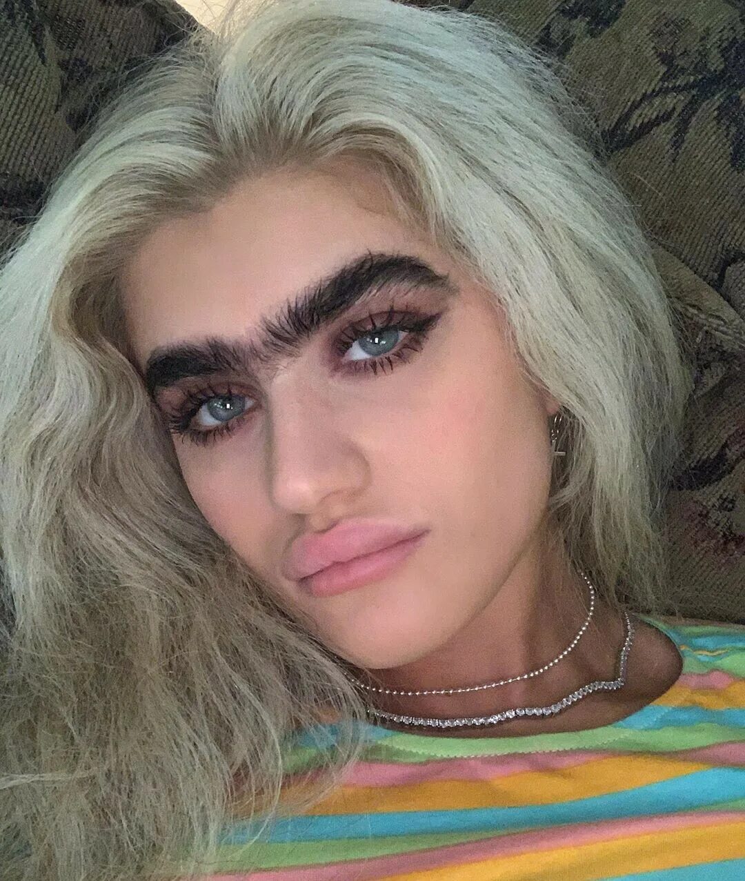 Тейлор хилл монобровь. Волосатые брови. Монобровь тренд 2020. Модель со сросшимися бровями. Модель с монобровью софия хаджипантели.