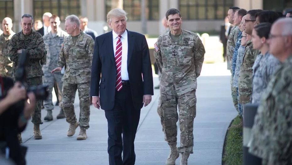 Трамп фото с военными А. Запольскис. ТРАМП РВЁТ БАЙДЕНА И ПЕЛОСИ КАК "ТУЗИК ГРЕЛКУ" YouTube