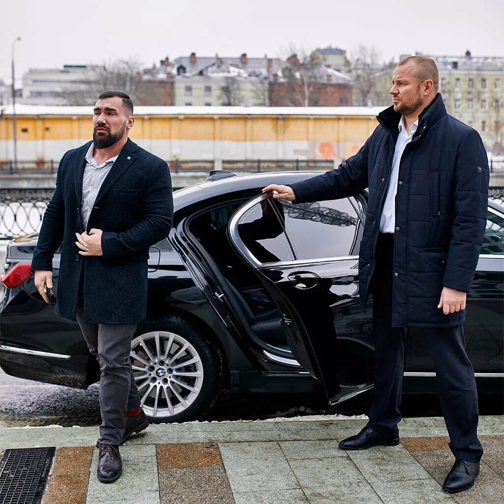 бодигард репер. охрана телохранитель москва. бизнесмен с охраной. найти телохранителя. водитель телохранитель.