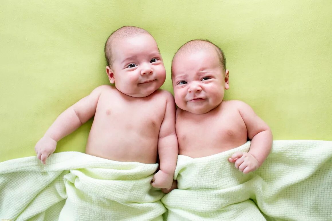Двойняшки мальчики. Красивые дети близнецы. Младенцы двойняшки. Малыши двойняшки мальчик и девочка. Близнецы малыши.