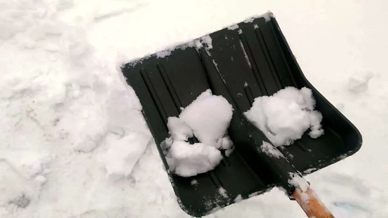 Как чистить снег видео. Липкий снег. лайфхак для уборки снега. сугроб липкого снега. снег не липнет к лопате.
