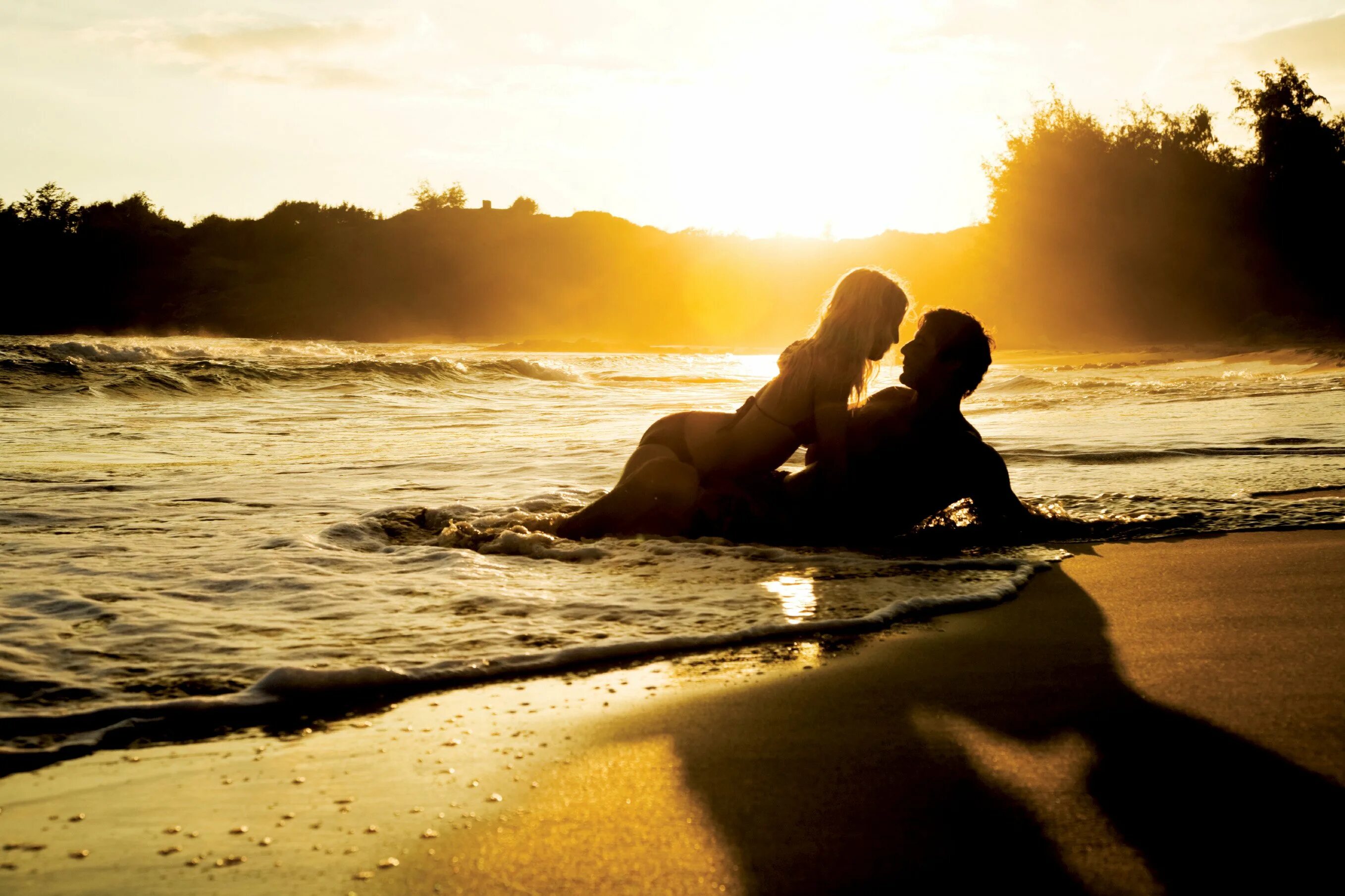 Влюбленные на закате. Романтический закат. Влюбленные пары на море. Влюбленные пары на море. Нежности любви.