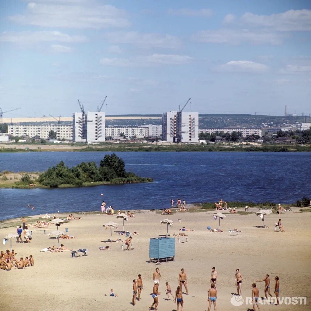 Новый пляж на свияге ульяновск. Центральный пляж ульяновск. Пляж у аквамолла ульяновск. Пляж у аквамолла ульяновск. Река свияга аквамолл.