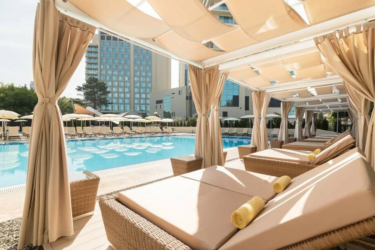 Работа в отелях сочи. Pullman сочи отель. сочи, отель pullman sochi centre 5*. pullman сочи бассейн. отель пуллман сочи бассейн.