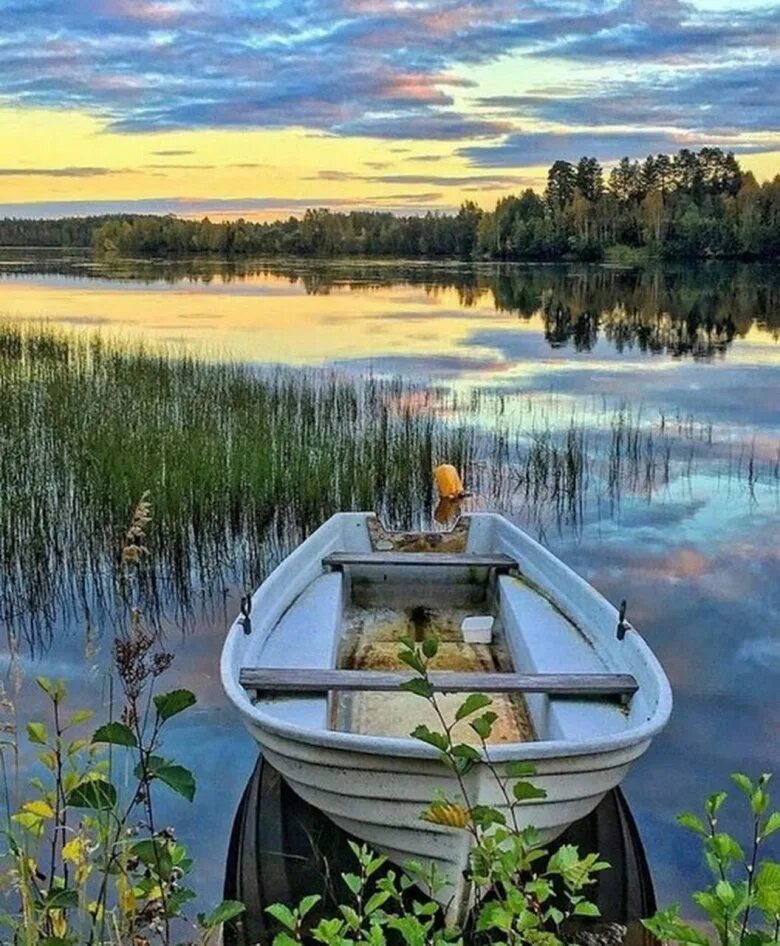 Лодка на реке. Лодка на озере. Озеро ложка. Лодка на реке пейзаж. Благодать рекою