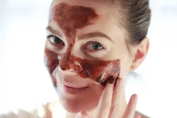 Шоколадная маска для лица у косметолога. Шоколадная маска для лица срисовать. Девушки с манкой на лице. Маска для нормальной кожи
