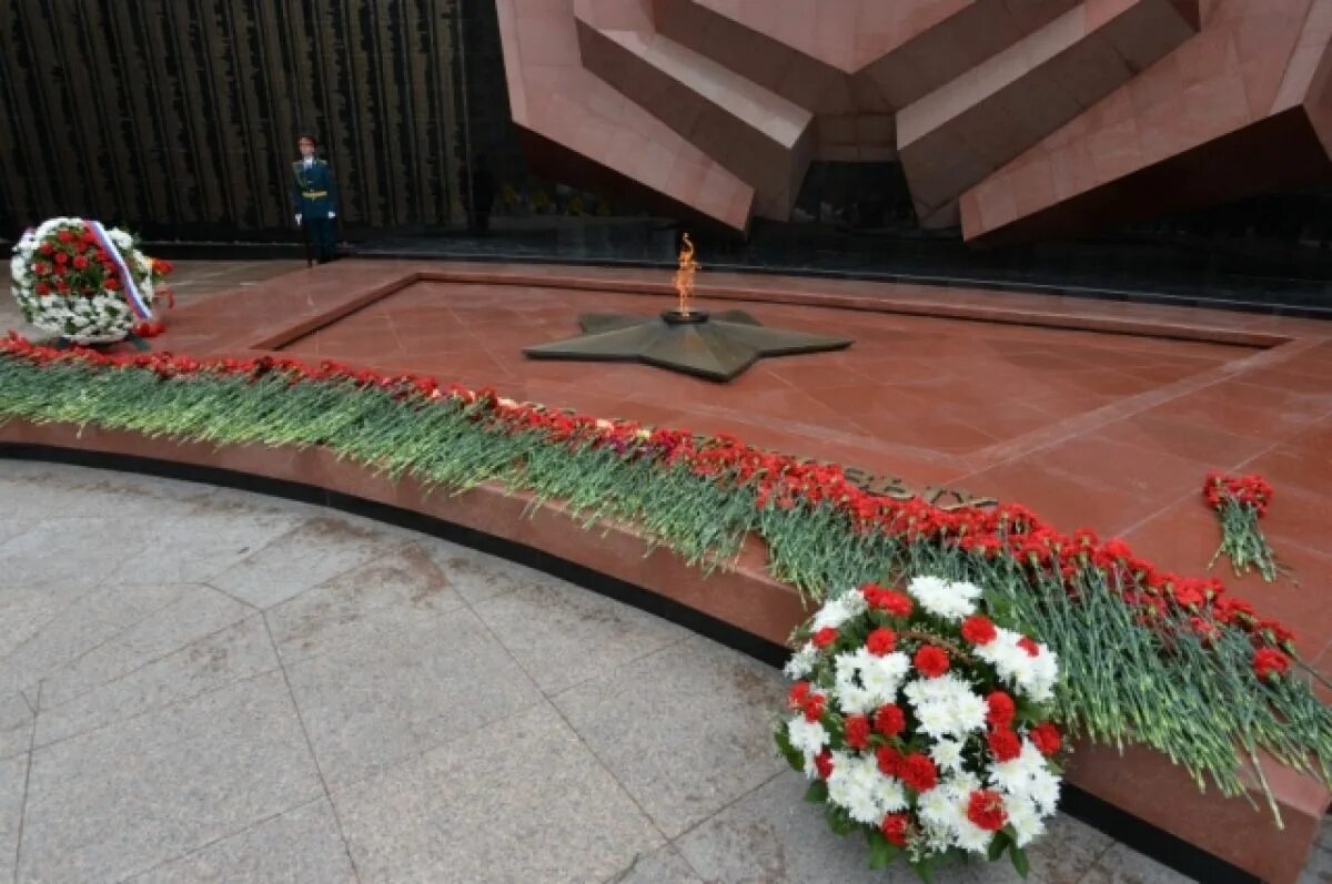 Минута молчания 22 июня 2021 всероссийская. 22 июня 1941 день памяти и скорби картинки. Двадцать пять двадцать. День памяти и скорби. 22 года в минуте.