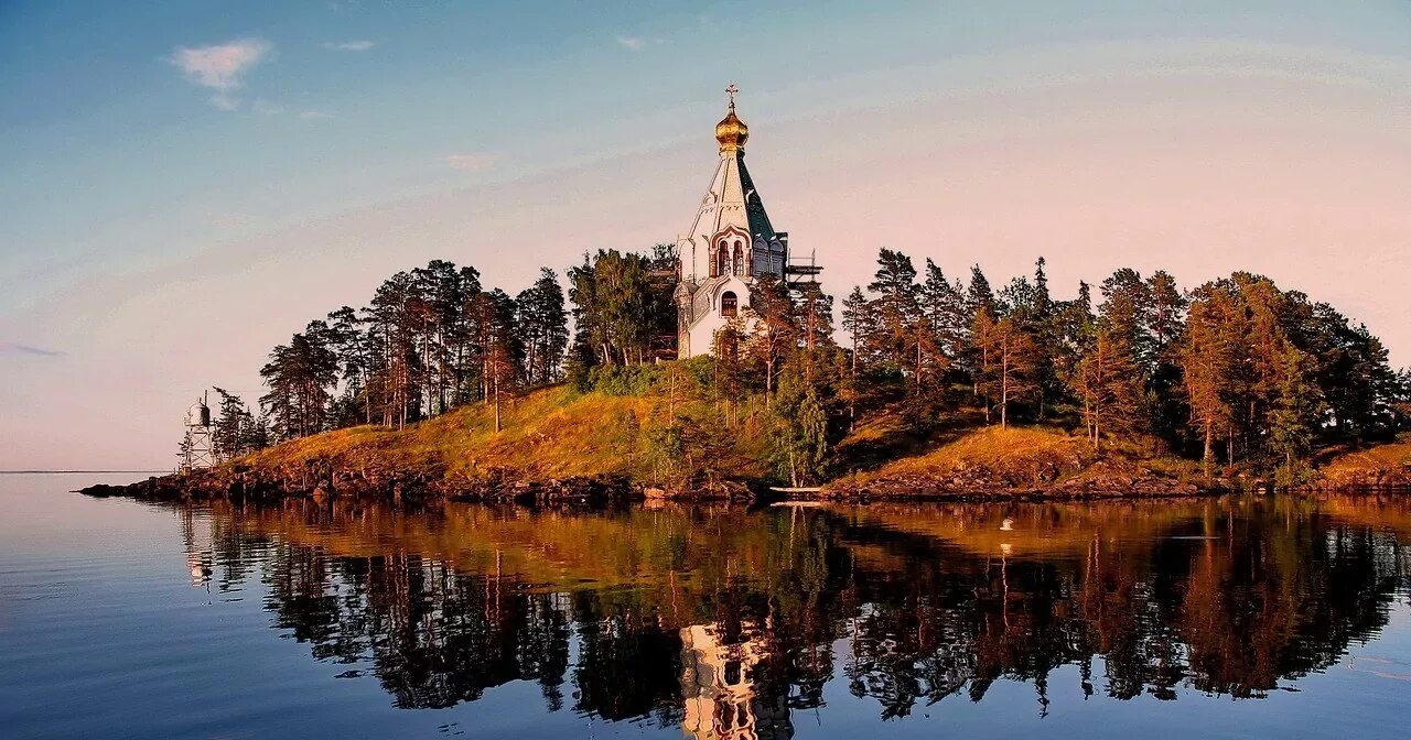 Валаамский монастырь ладожское озеро. Валаамский архипелаг. Ладожские шхеры церковь на острове. Валаамский спасо-преображенский монастырь в карелии. Остров валаам монастырь.