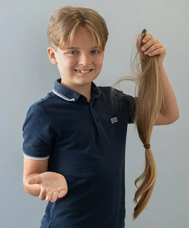 Мальчик насколько. Причёски для мальчиков 9 лет. Причёски для мальчиков с длинными волосами. Мальчик св длинными волосами. Прическа длинные волосы иалтчик.