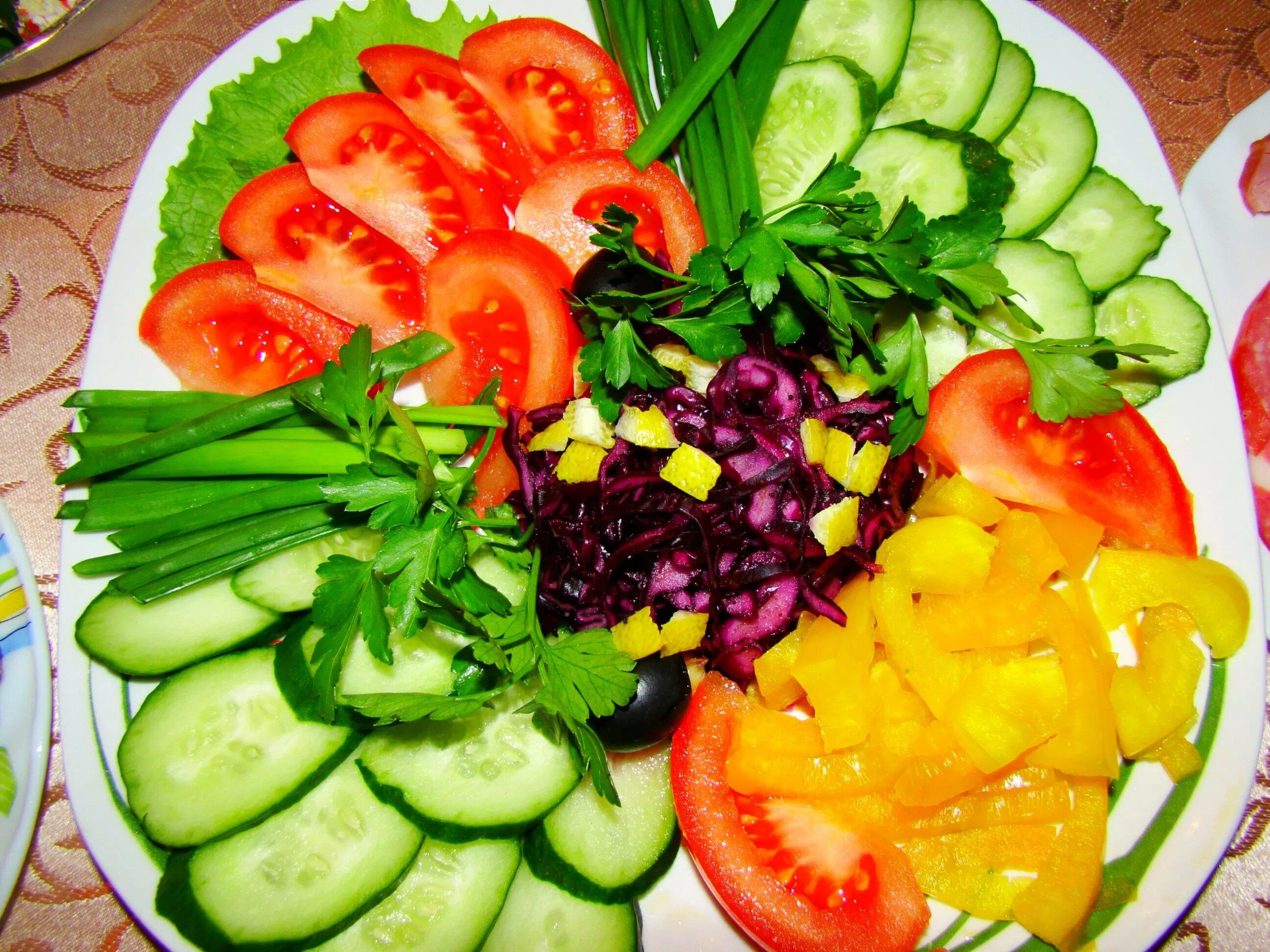 Фото нарезки овощей. Овощная нарезка. Красивая нарезка овощей на стол. Красивые овощные нарезки. Нарезанные овощи.