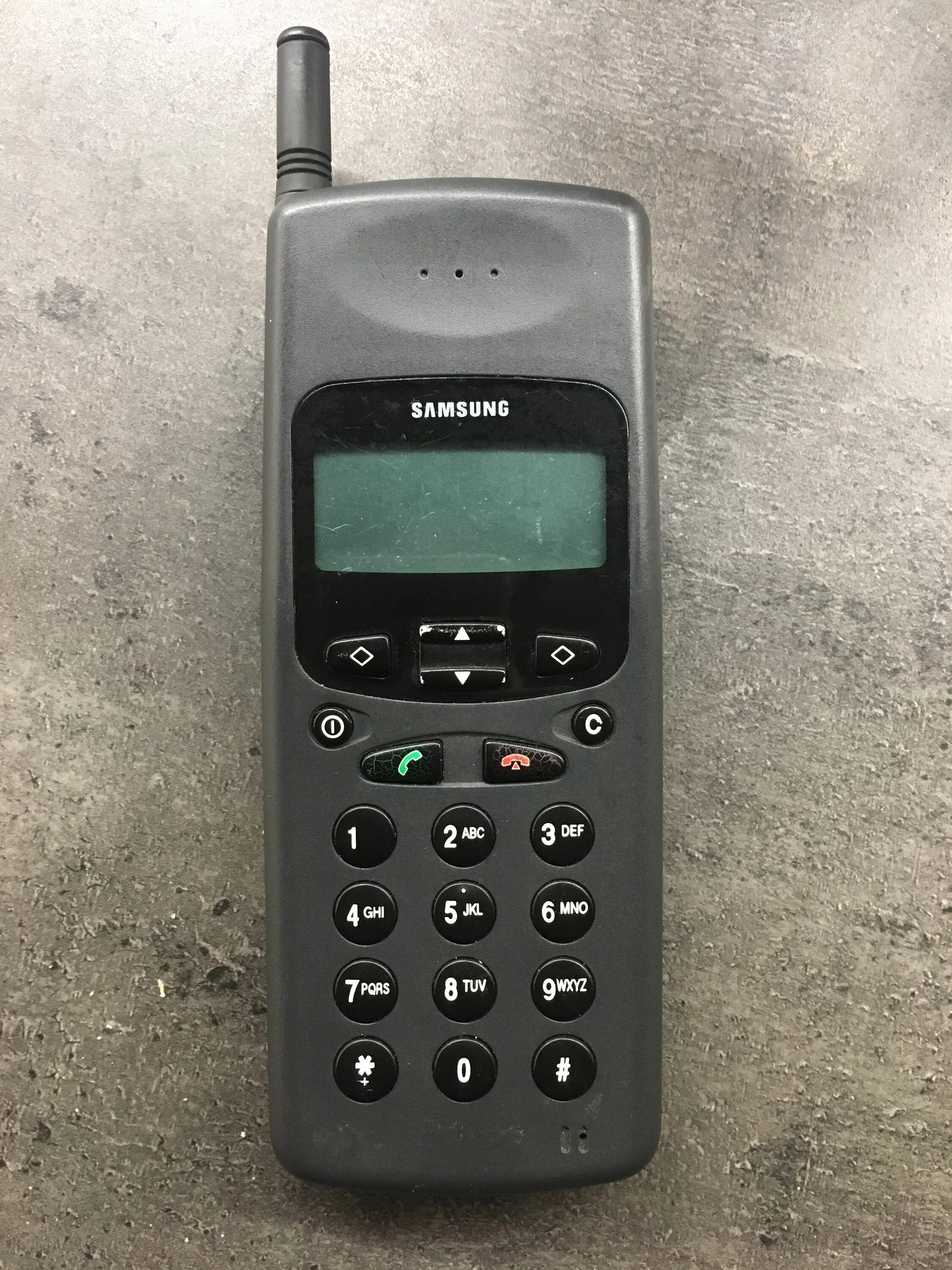 Samsung gsm. Самсунг SGH 100. Первый мобильный телефон SGH-100 самсунг. SGH 100 самый первый самсунг Samsung. Самсунг 2001.