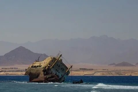 Судно в красном море