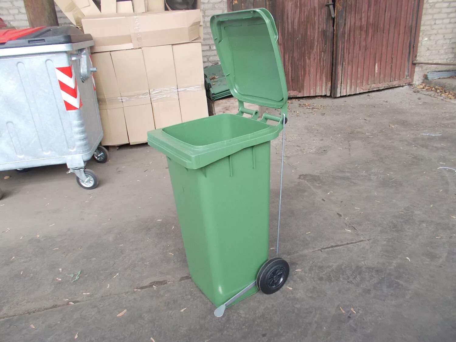 Iplast мусорный контейнер. Контейнер бак мусорный зеленый. Контейнер бак мусорный зеленый. Пластиковый евроконтейнер тбо 1100л. 051.