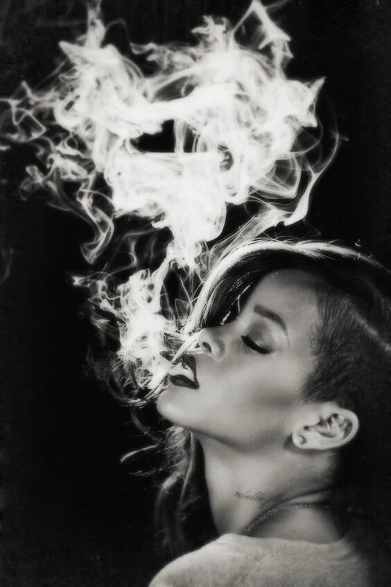 Рианна курит. Девушка в дыму. Курящая девушка. Девушка с сигаретой. Вместе с дымом сигарет