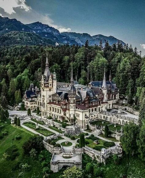 The World's 20 Most Beautiful Historic Castles Beautiful castles, Castle, Beauti