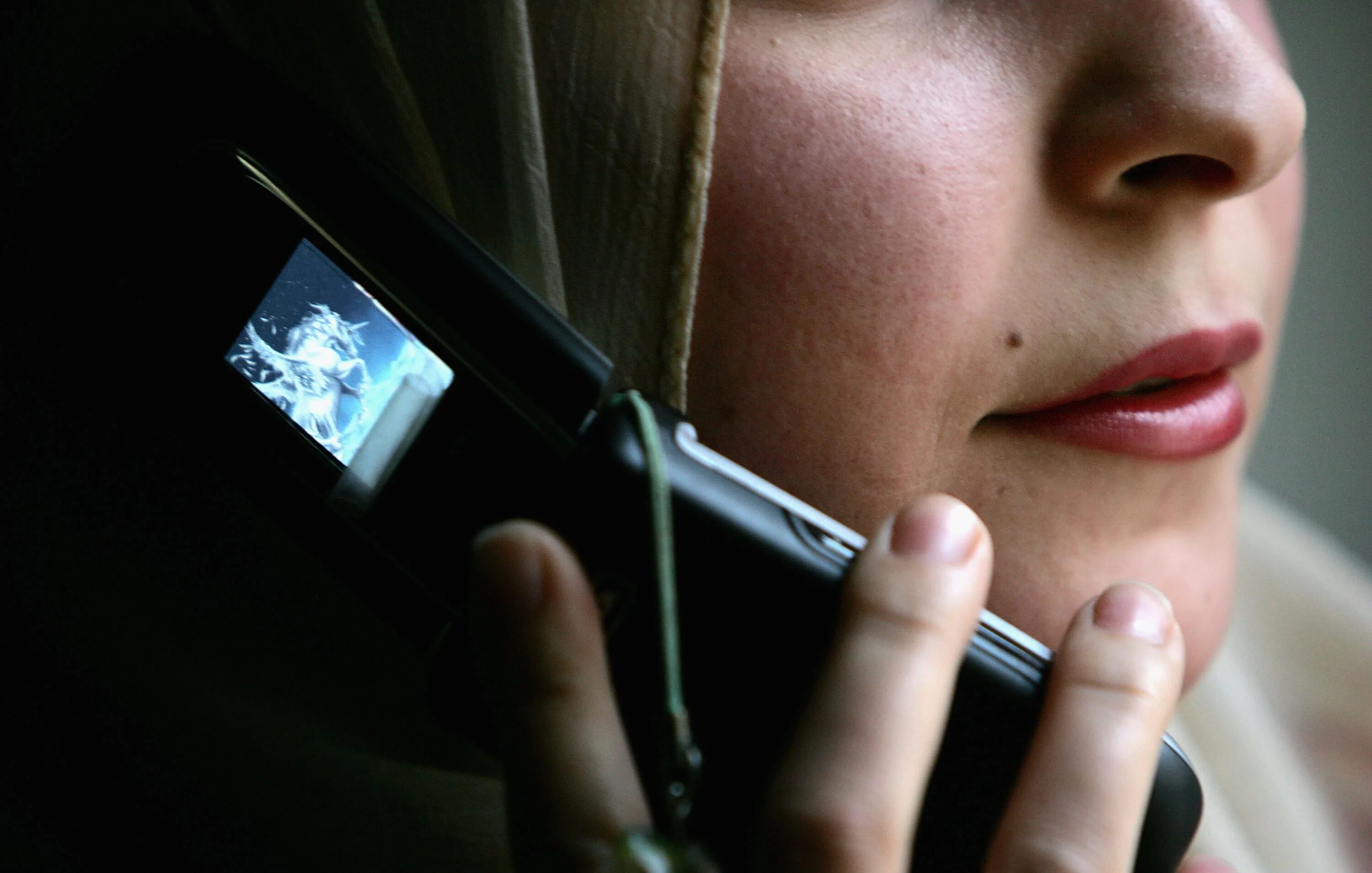 Мужчина разговаривает по телефону. Женщина разговаривает по телефону. Тревога телефона. Недовольная женщина на телефоне. Недовольная женщина.