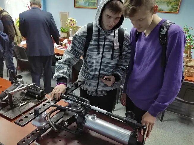 Барановичи лицей машиностроения мозаика. Свердмаш. Барановичи машиностроение. Барановичи машиностроение. Барановичи лицей машиностроения мозаика.